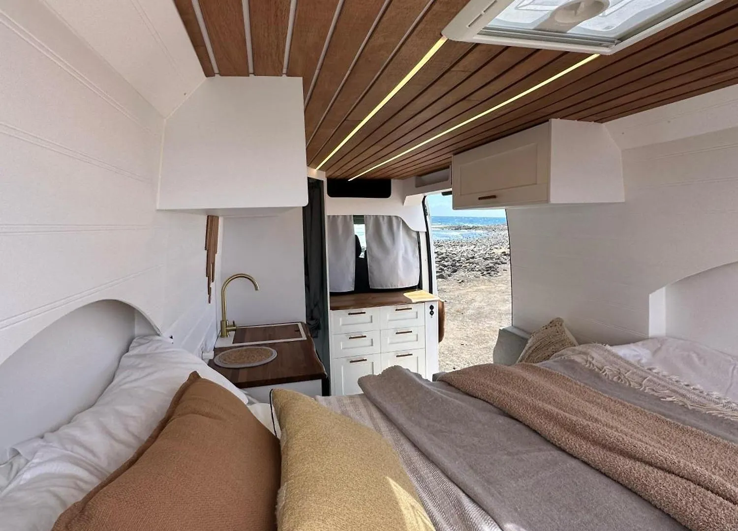 The Feather Van Puerto del Rosario  Apartment